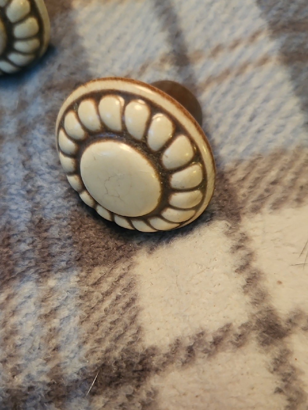 38 Amerock Ceramics Distressed Cream 1 3/8" Rope Cabinet Knobs BP1321-DW - Picture 5 of 7